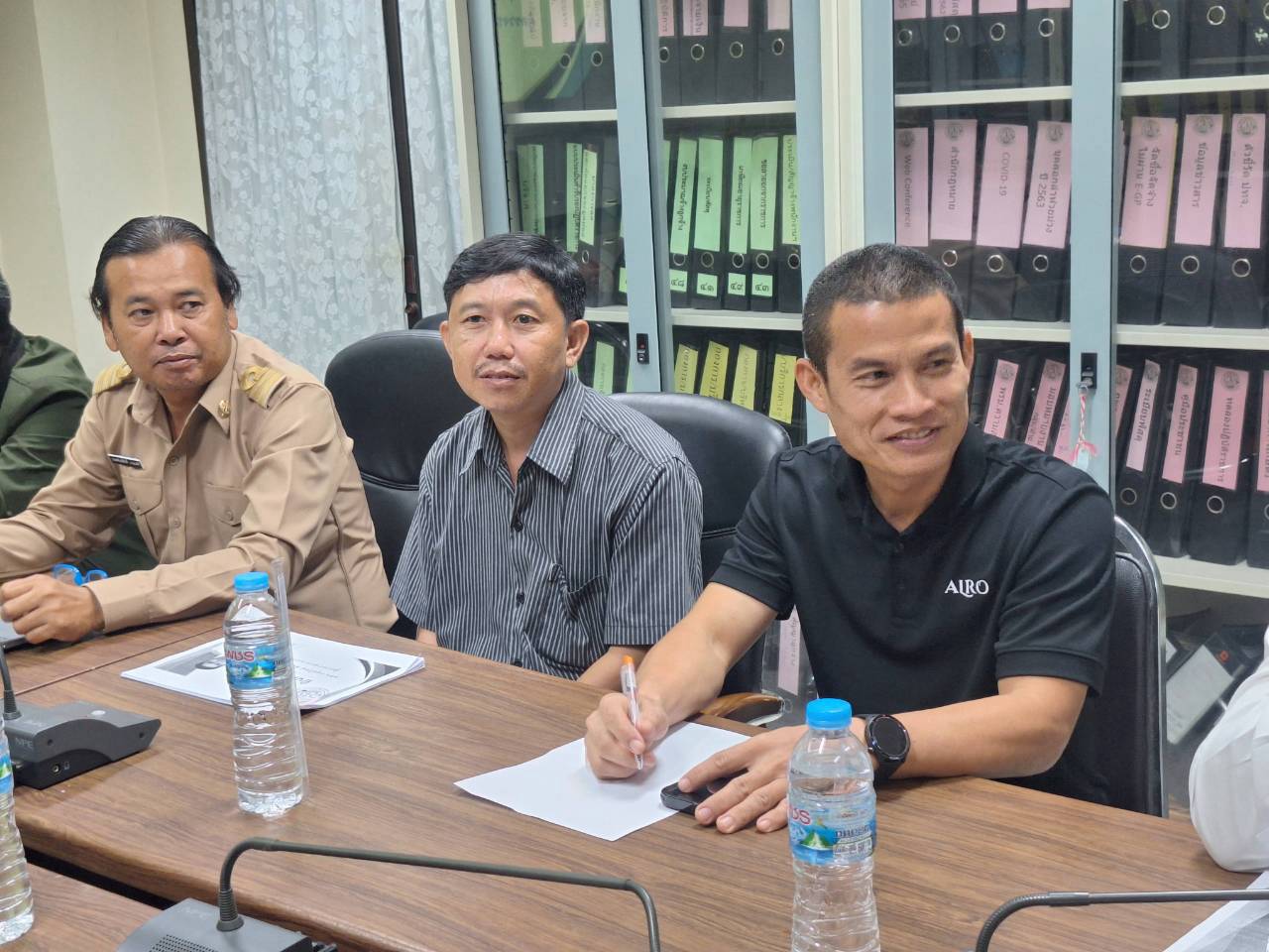title - ผู้ตรวจราชการ ส.ป.ก. ลงพื้นที่จังหวัดมหาสารคาม ประชุมติดตามความก้าวหน้าผลการดำเนินงาน พร้อมตรวจเยี่ยมให้กำลังใจกลุ่มวิสาหกิจชุมชนผู้ปลูกสมุนไพร และกลุ่มวิสาหกิจชุมชนแปรรูปผลผลิตทางการเกษตร
